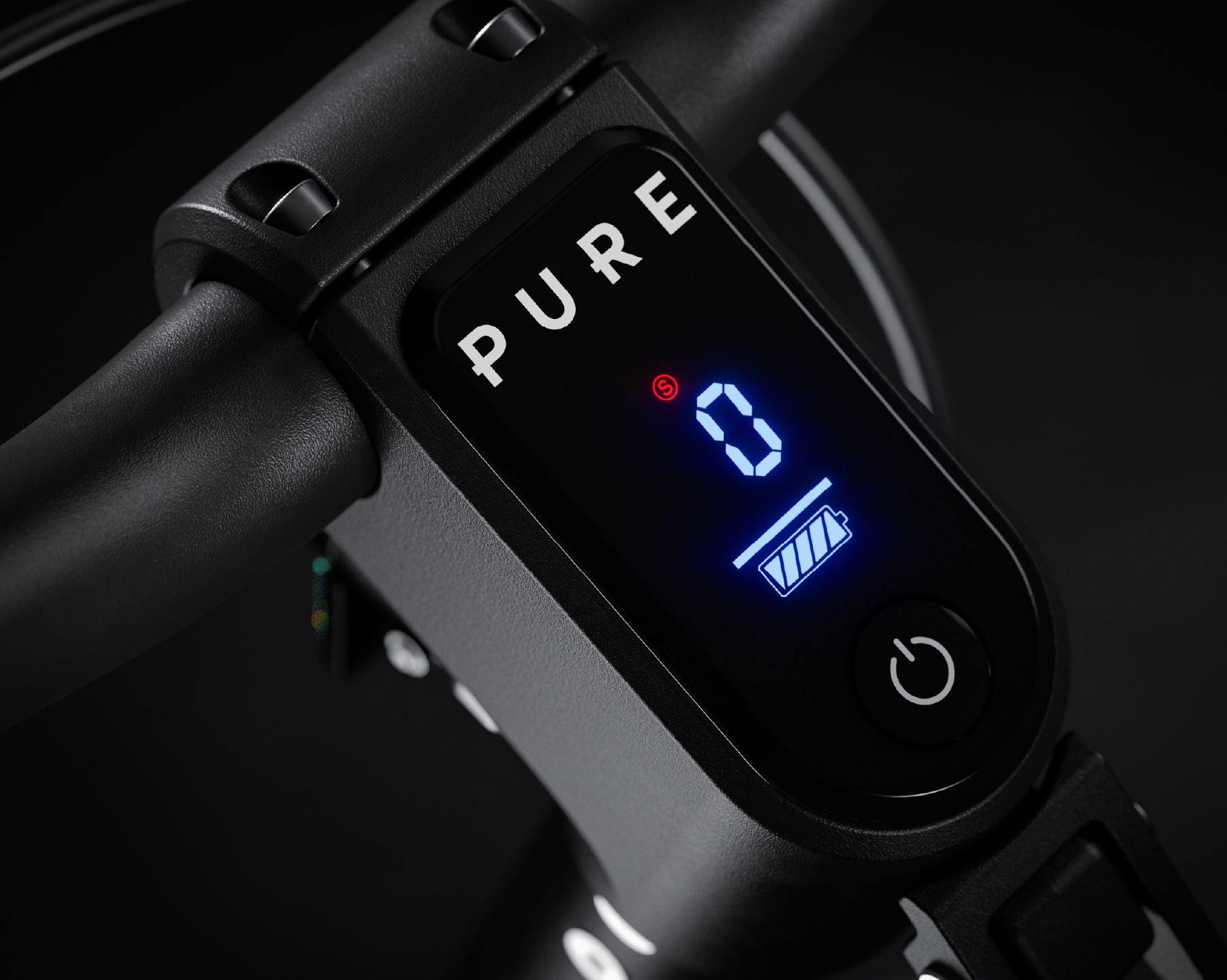 Nahaufnahme des digitalen Displays eines schwarzen Rollers mit „PURE“ und Batteriestatus.