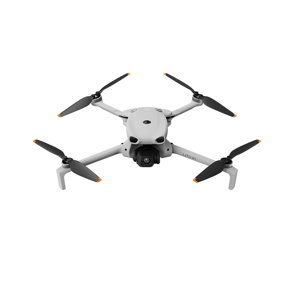 Dört pervaneli ve kameralı beyaz bir drone.
