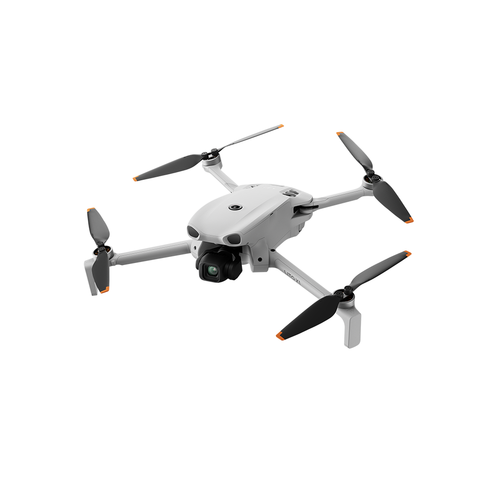 Dört pervaneli ve kameralı beyaz bir drone, gradyan bir arka plana karşı süzülüyor.