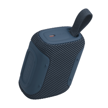 Sötétkék hordozható Bluetooth hangszóró szíjjal és USB-C porttal.