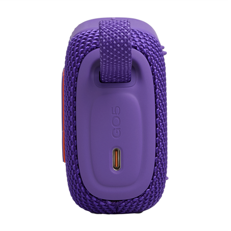 Lila hangszóró USB-C porttal és szíjjal. Szövettel borított felület.
