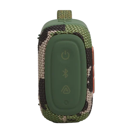 Egy kis, terepmintás Bluetooth hangszóró zöld vezérlőgombokkal.