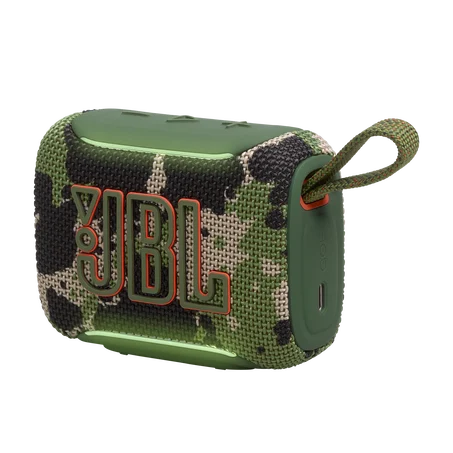 Zöld terepszínű JBL hangszóró narancssárga JBL logóval és hurokkal.