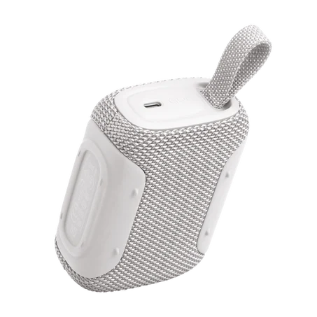 Egy kis, fehér hordozható Bluetooth hangszóró szövetpánttal.