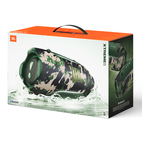 JBL Xtreme 5 hangszóró terepmintásan, fehér háttéren, vízzel.