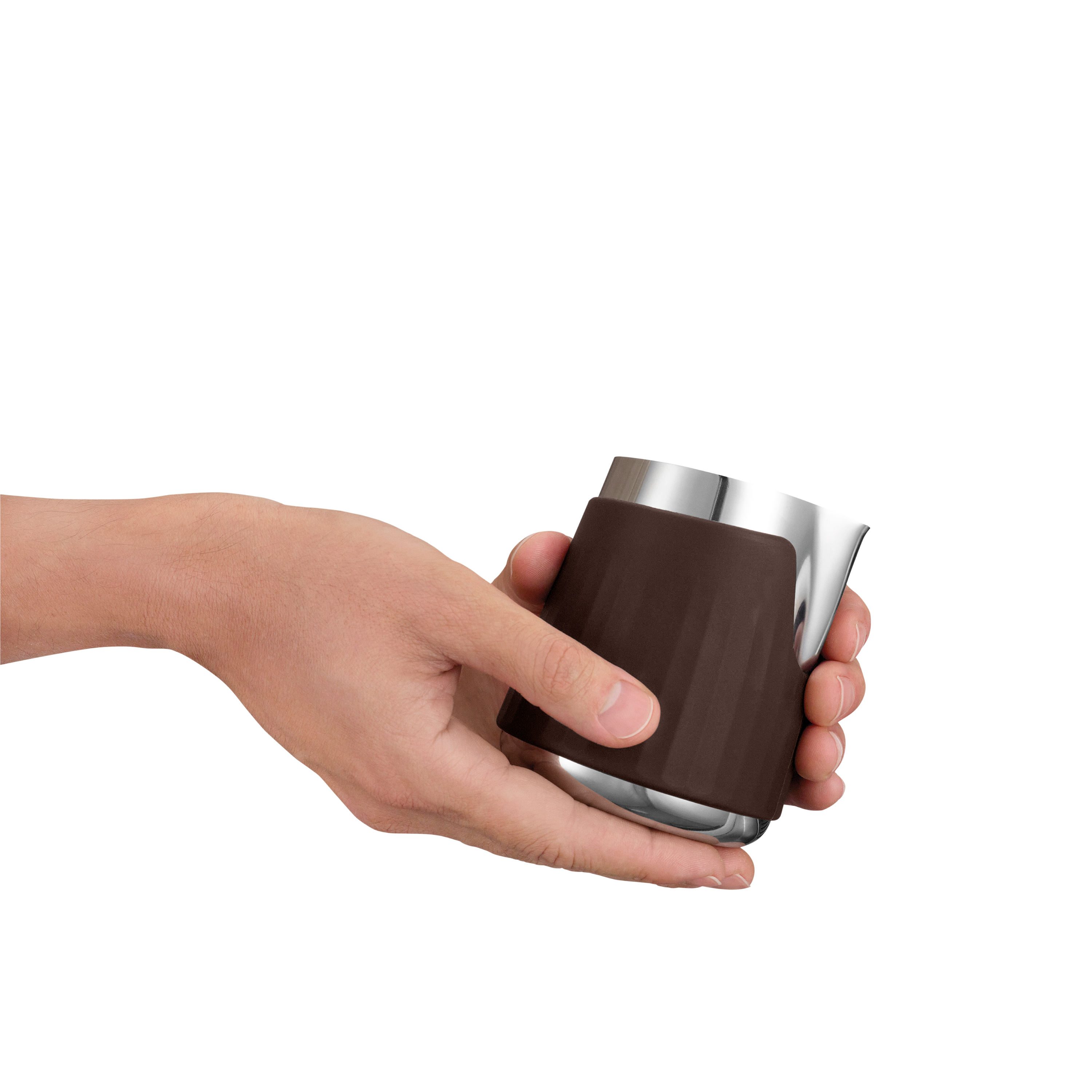 Eine Hand hält einen silbernen Kannen mit braunem Griff.