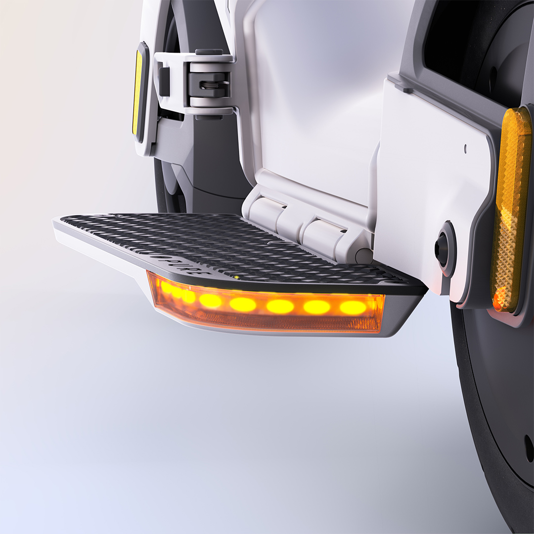 Nahaufnahme der ausgefahrenen Fußstütze eines weißen Elektro-Einrads mit orangen Lichtern.