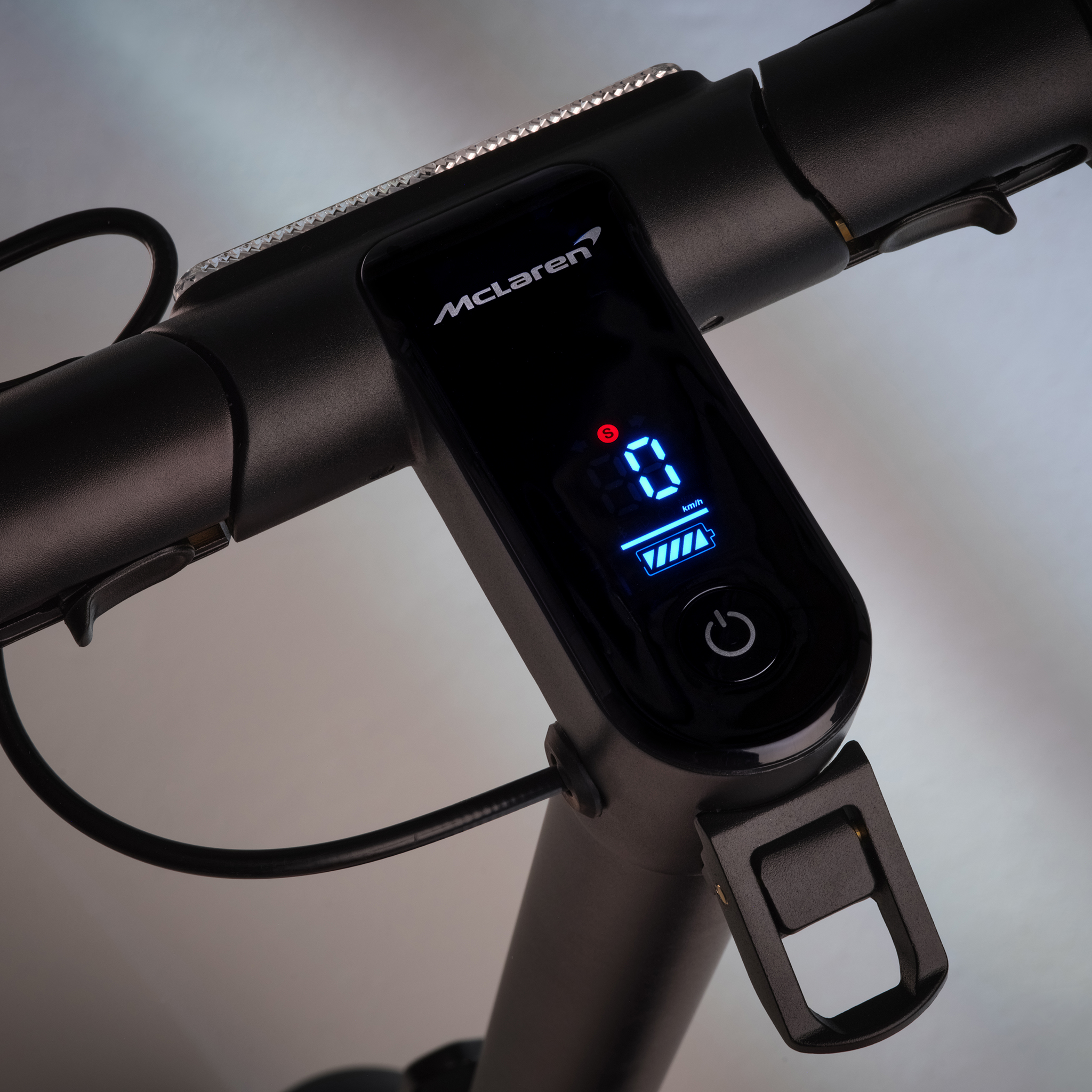 McLaren E-Scooter Display zeigt 0 km/h, Akku fast voll, Ein/Aus-Symbol.