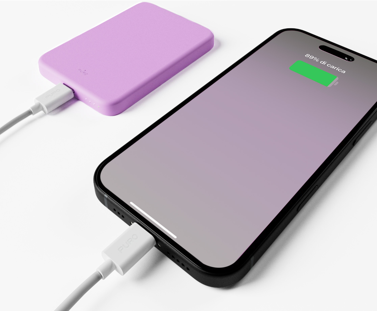 Ein lila Powerbank lädt ein Smartphone mit 89% Akku. Graues Kabel.