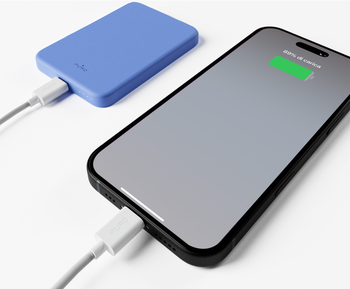 Eine blaue Powerbank lädt ein Smartphone, das 89% Akku anzeigt.
