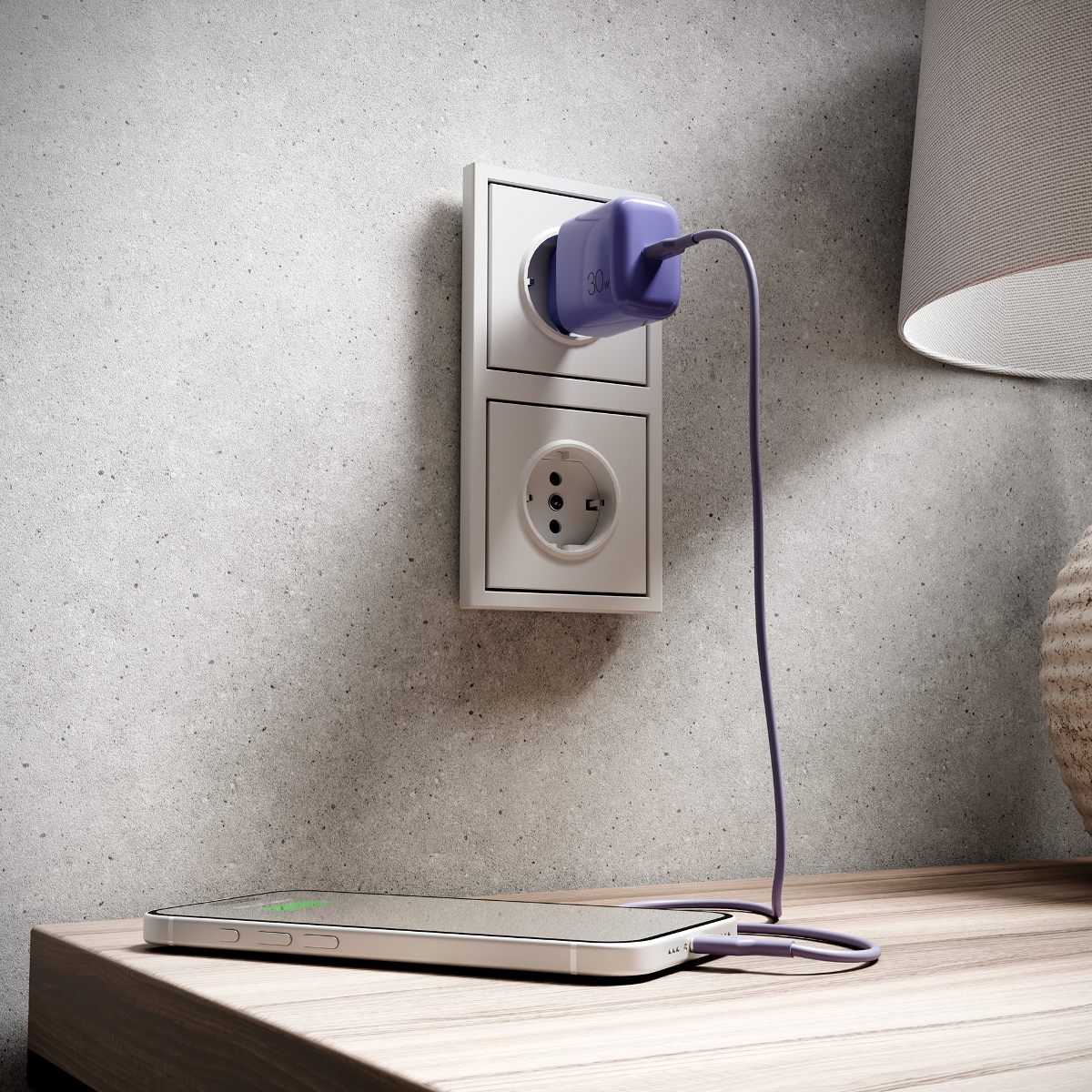 Ein lila Ladegerät mit 30W ist in eine Steckdose gesteckt und lädt ein Smartphone.