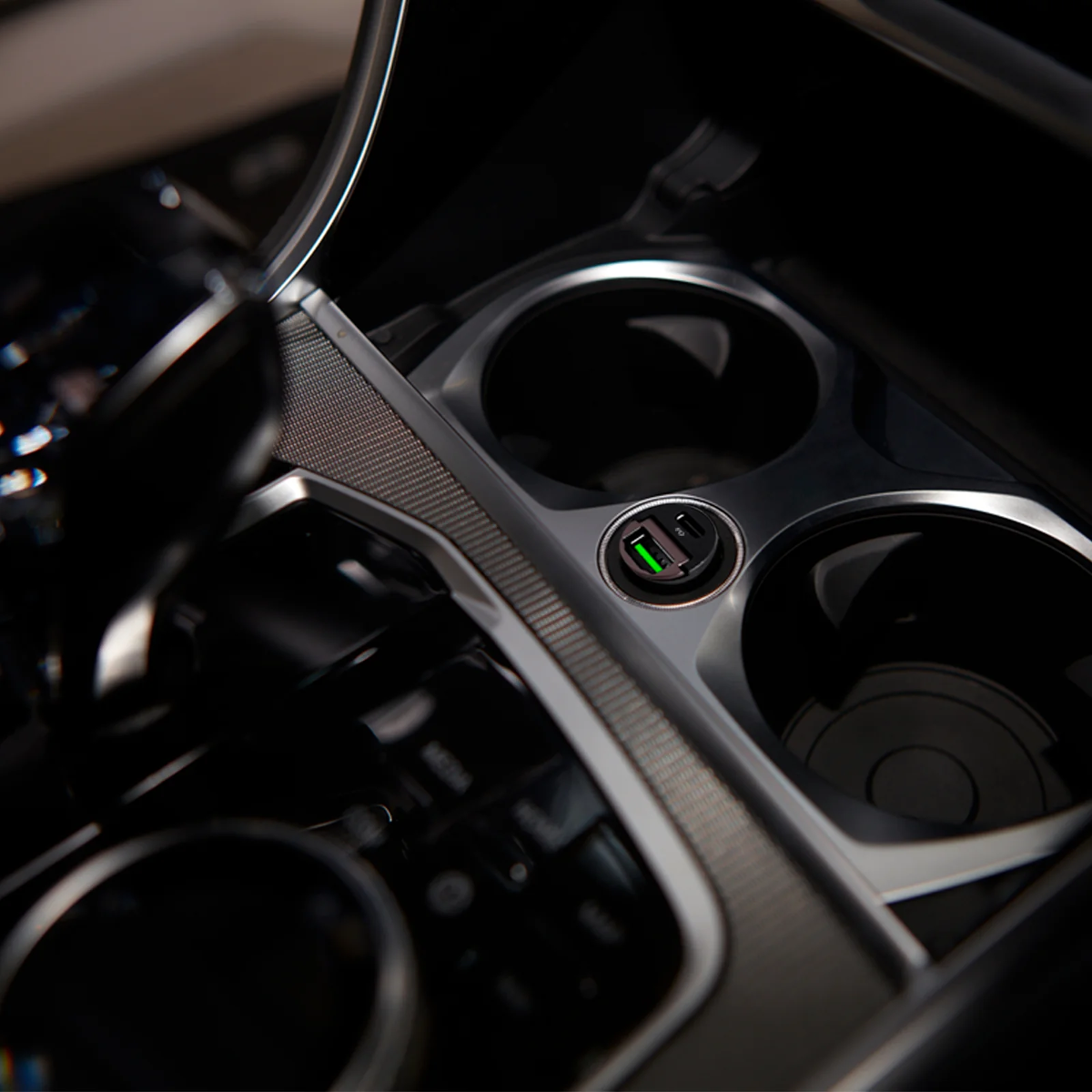 Ein Auto-USB-Anschluss mit grünem Licht in der Mittelkonsole.