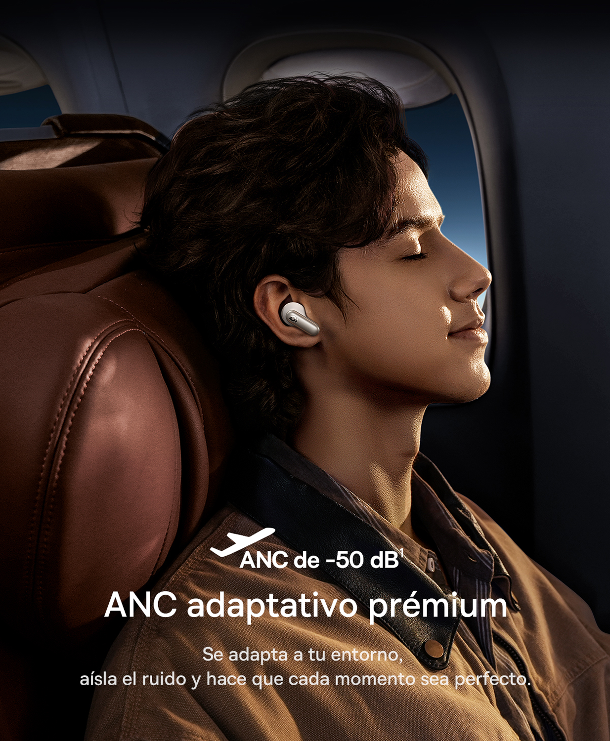 Hombre en avión con auriculares, con texto sobre tecnología ANC.