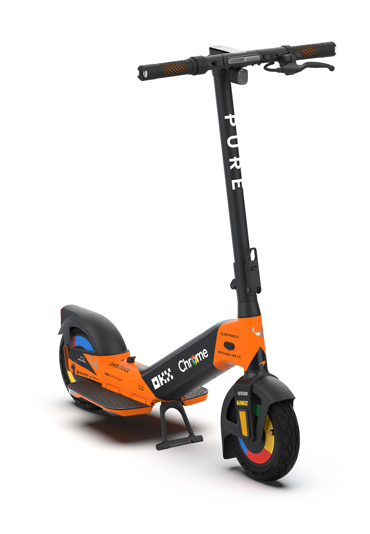 Ein orangefarber Roller mit schwarzen Akzenten und Logos steht auf weißem Hintergrund.