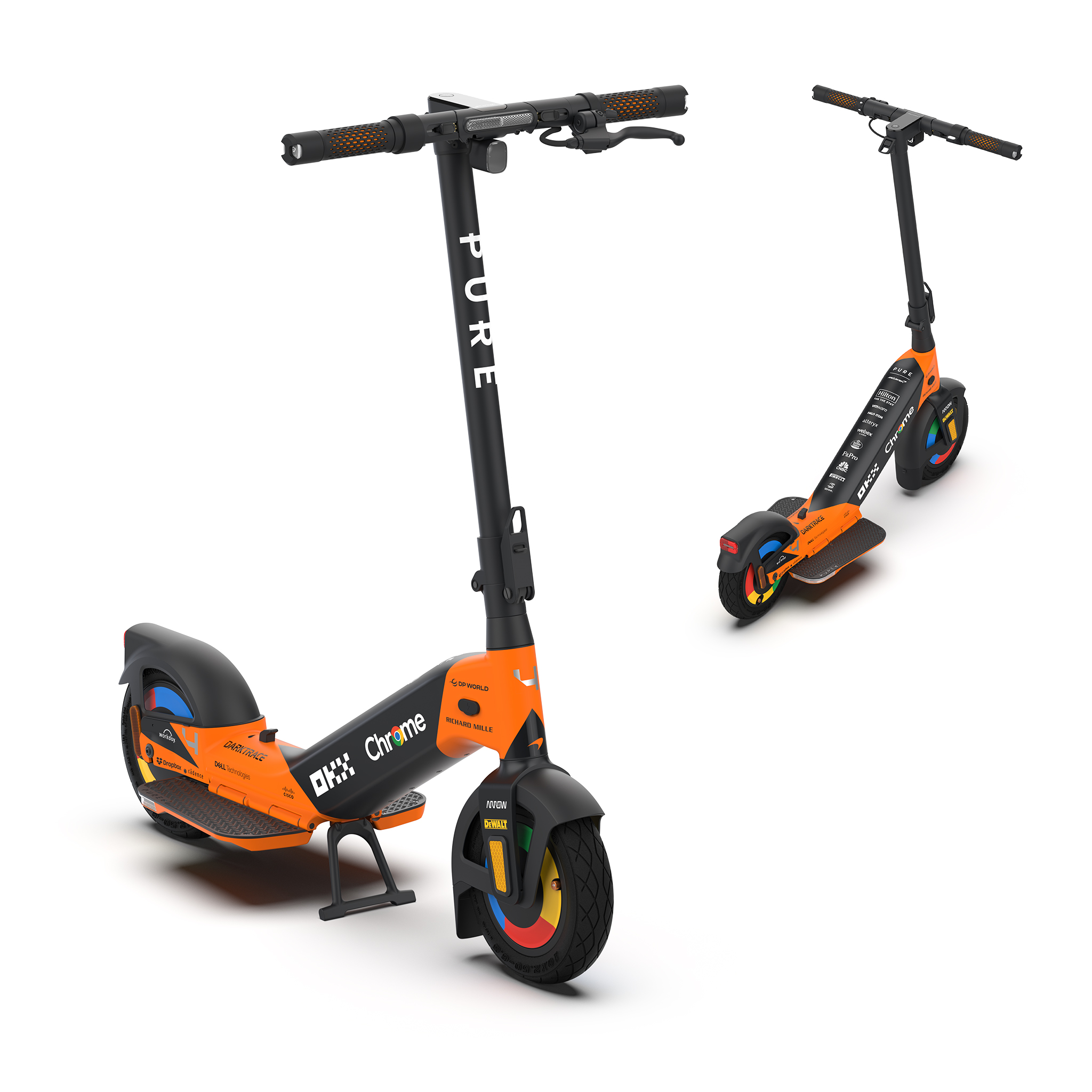Zwei orangefarbene und schwarze E-Scooter mit Logos, auf weißem Hintergrund.