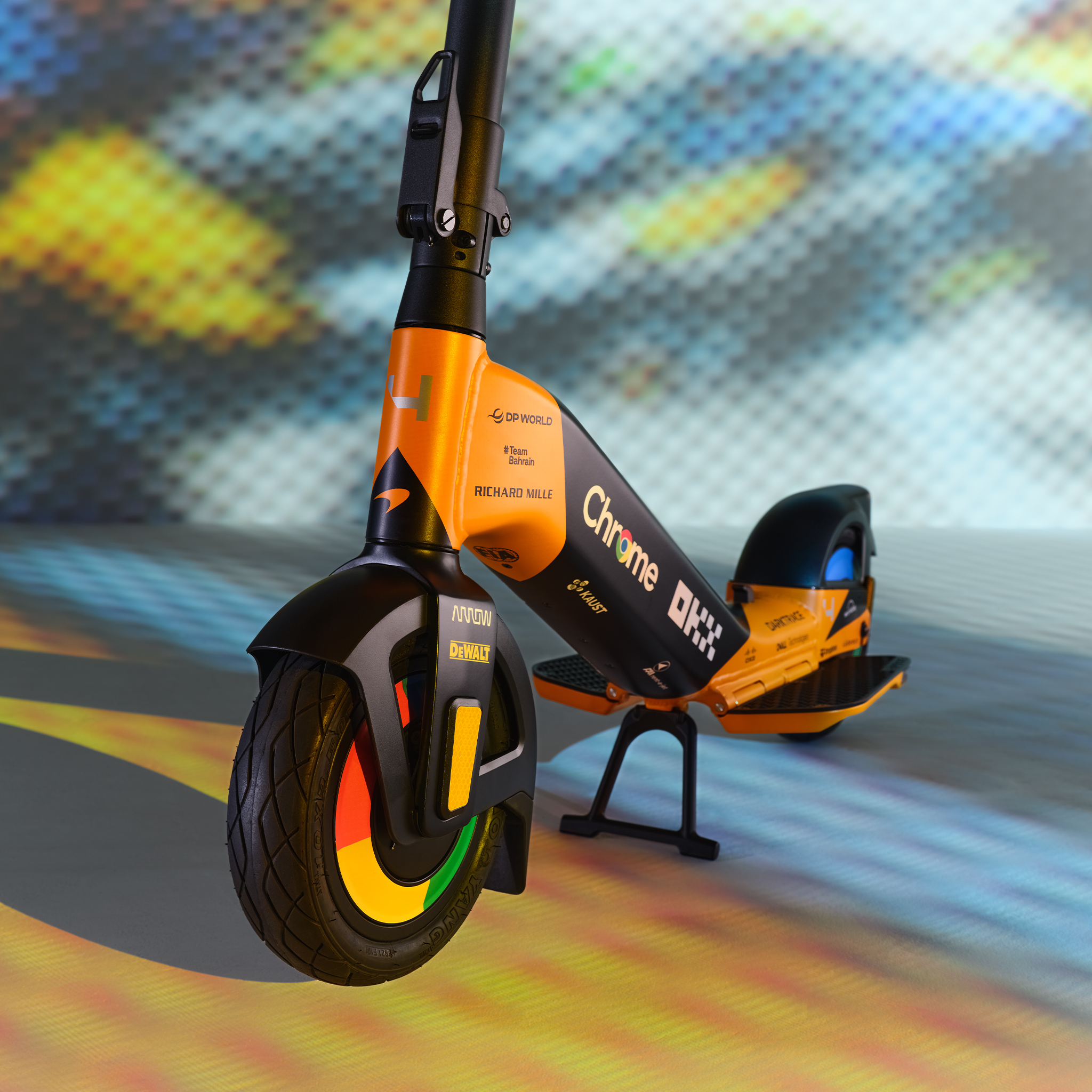 Ein orange-schwarzer Elektroroller mit Logos wie DP World und Chrome KX.