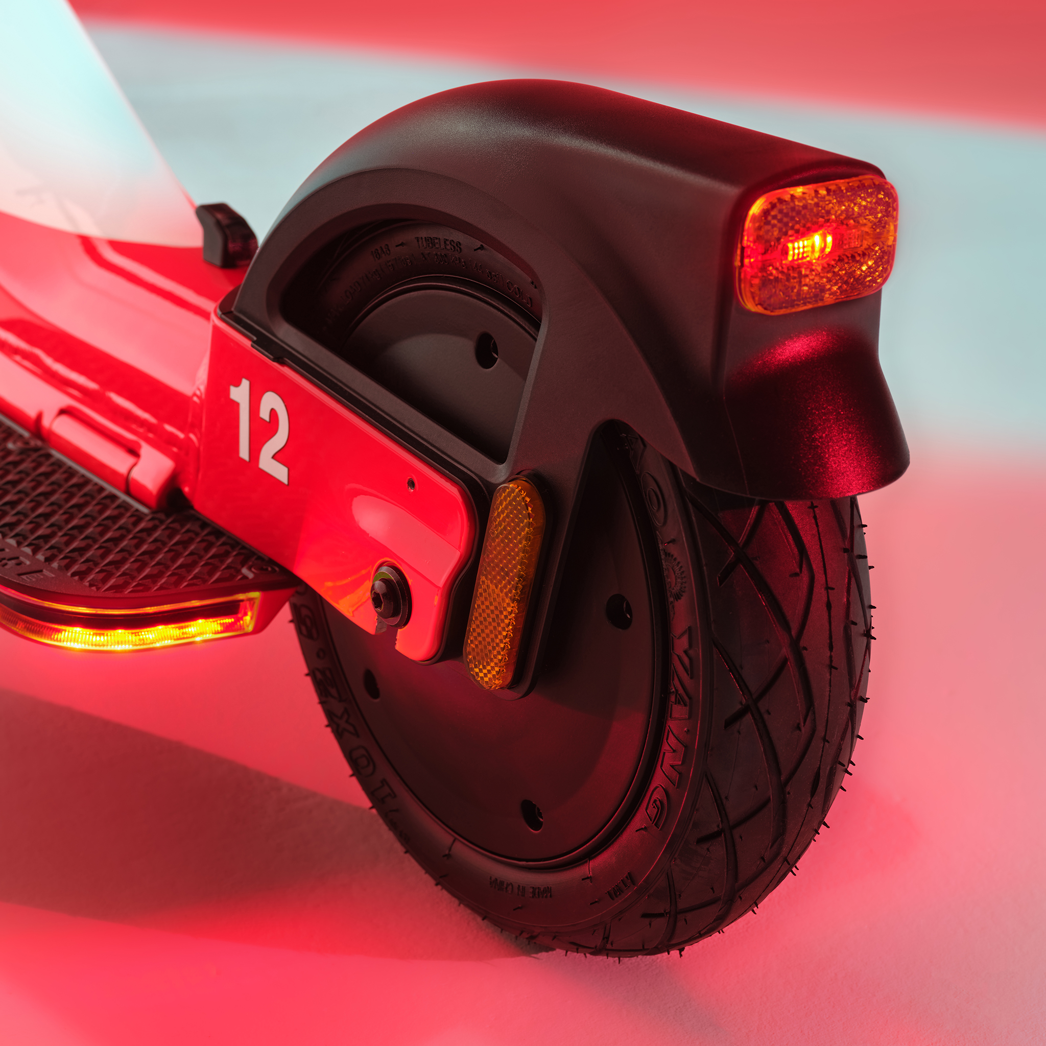 Rotes E-Scooter-Hinterrad mit Nummer 12 und roten Lichtern.
