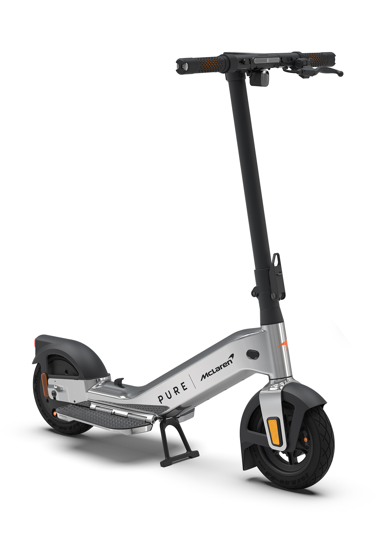Silberner Elektroroller mit schwarzen Akzenten und McLaren-Logo.