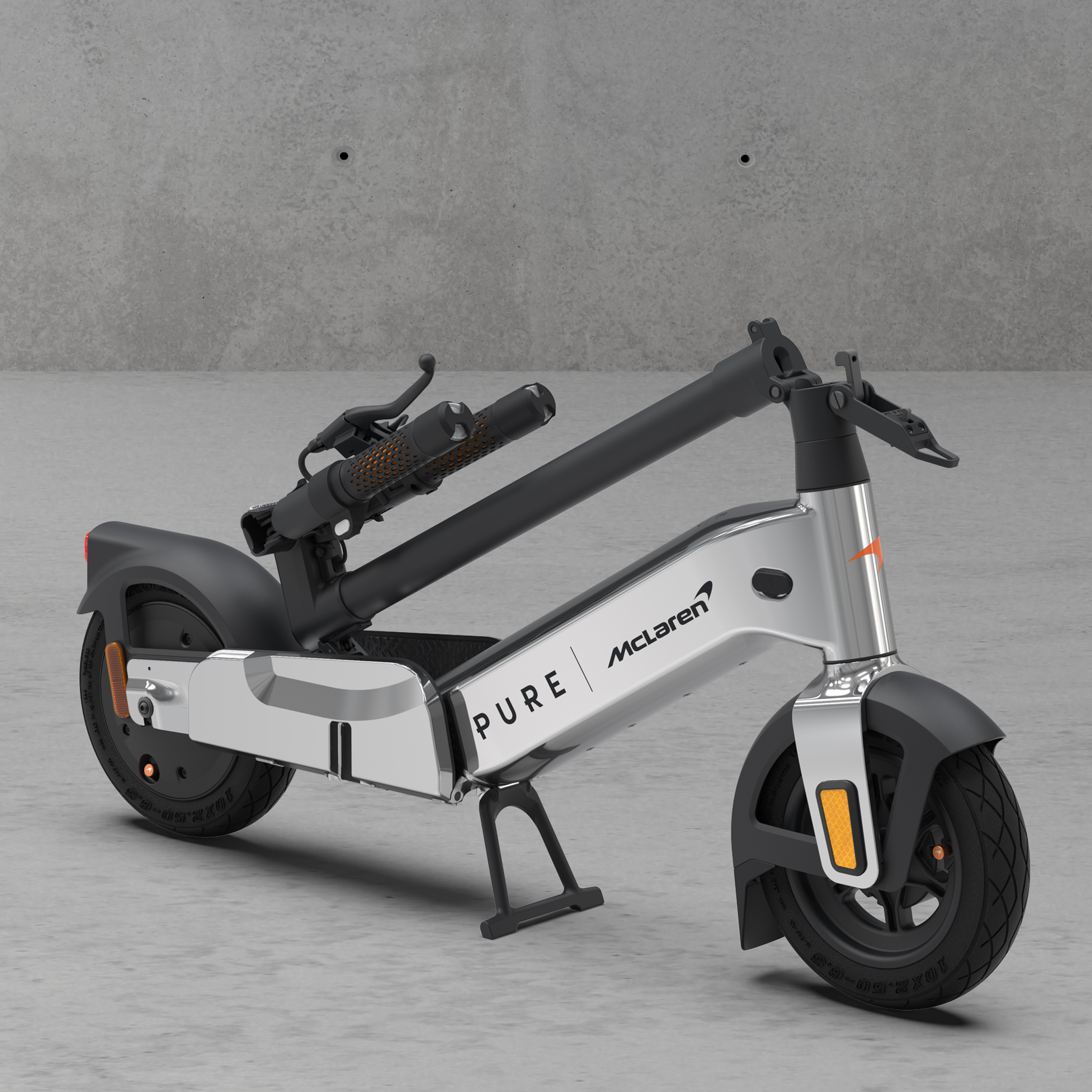 Ein silberner E-Scooter mit schwarzen Akzenten steht auf Beton.