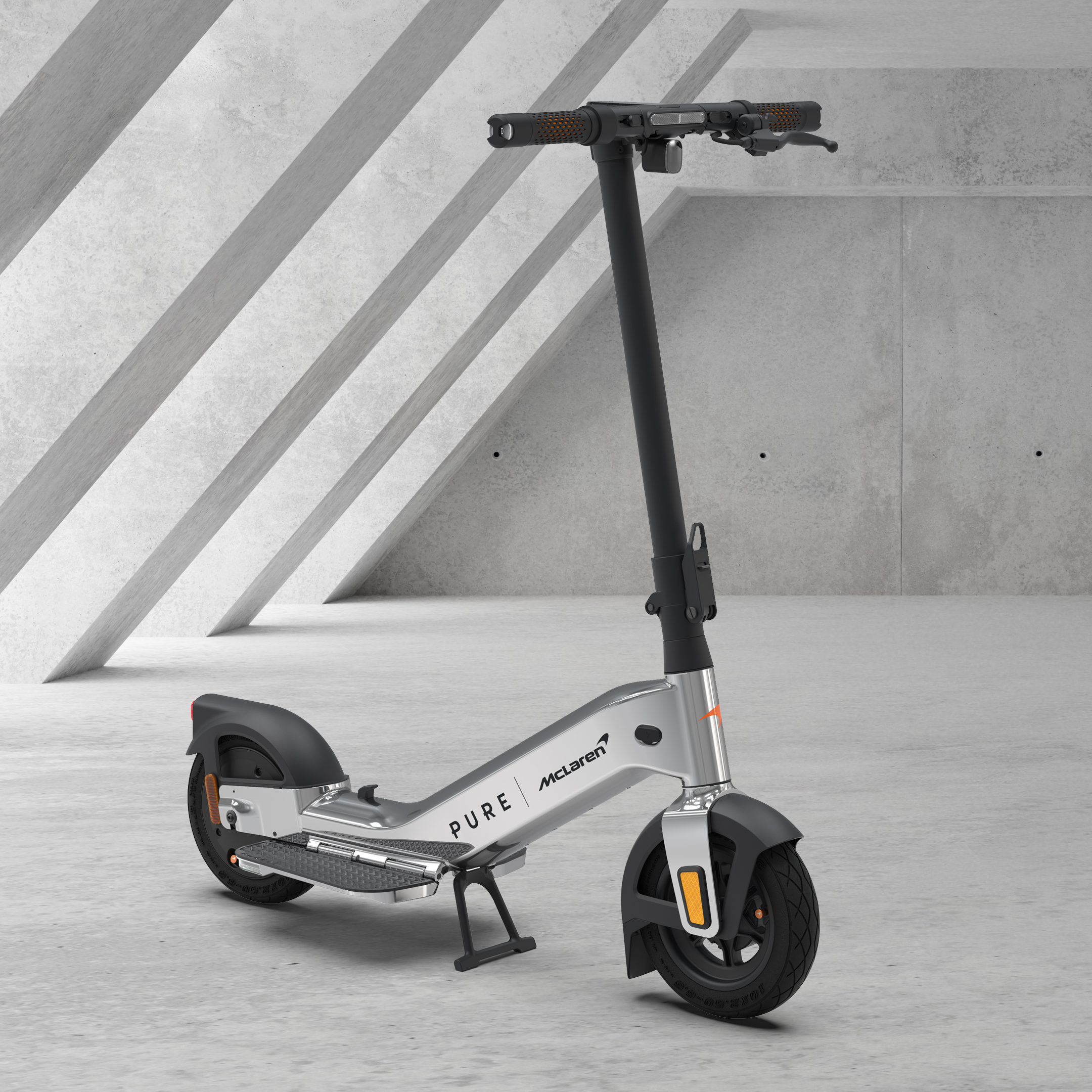 Ein silberner E-Scooter mit schwarzen Akzenten steht auf einem Betonboden.