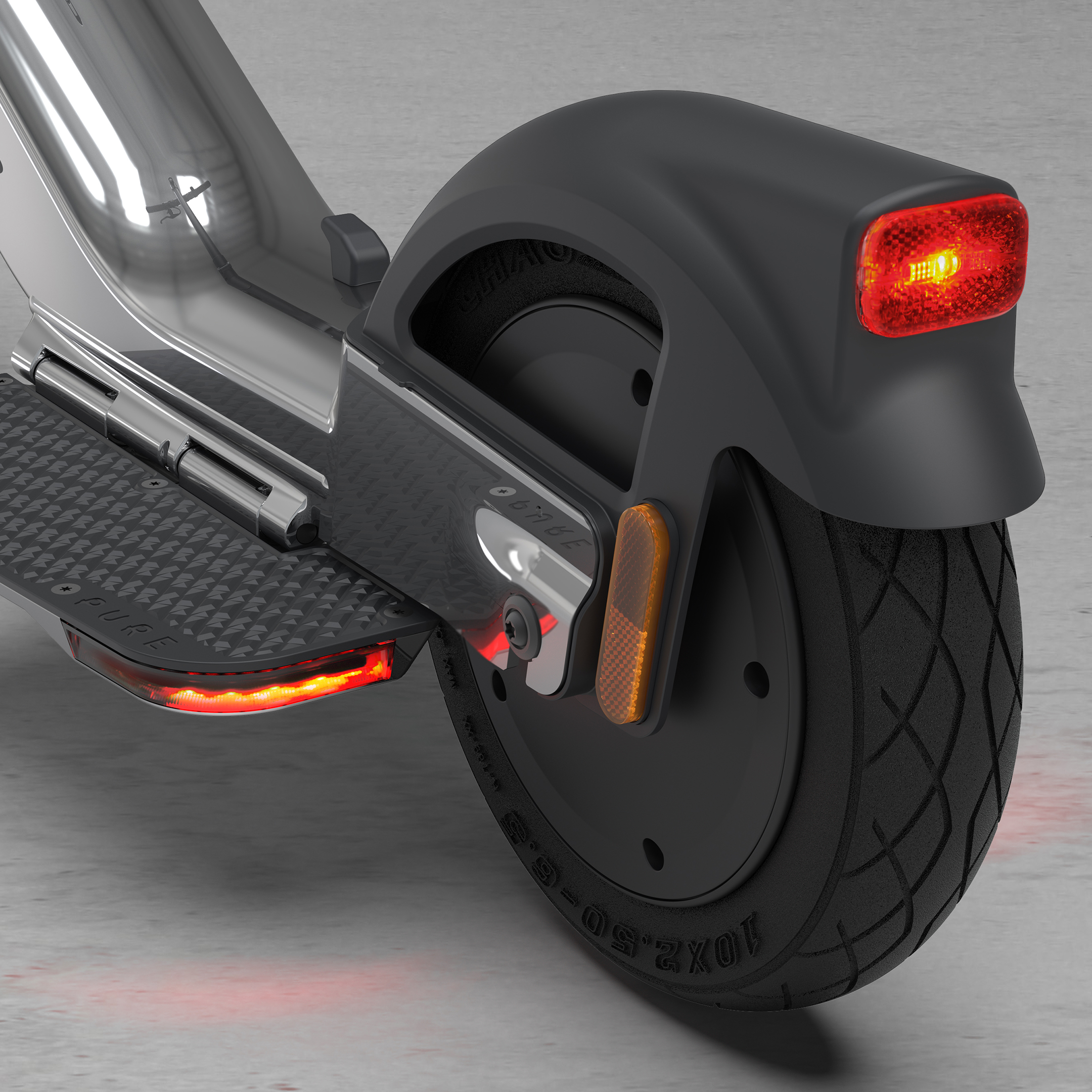 Nahaufnahme eines E-Scooters mit Fokus auf das Hinterrad und die Lichter.