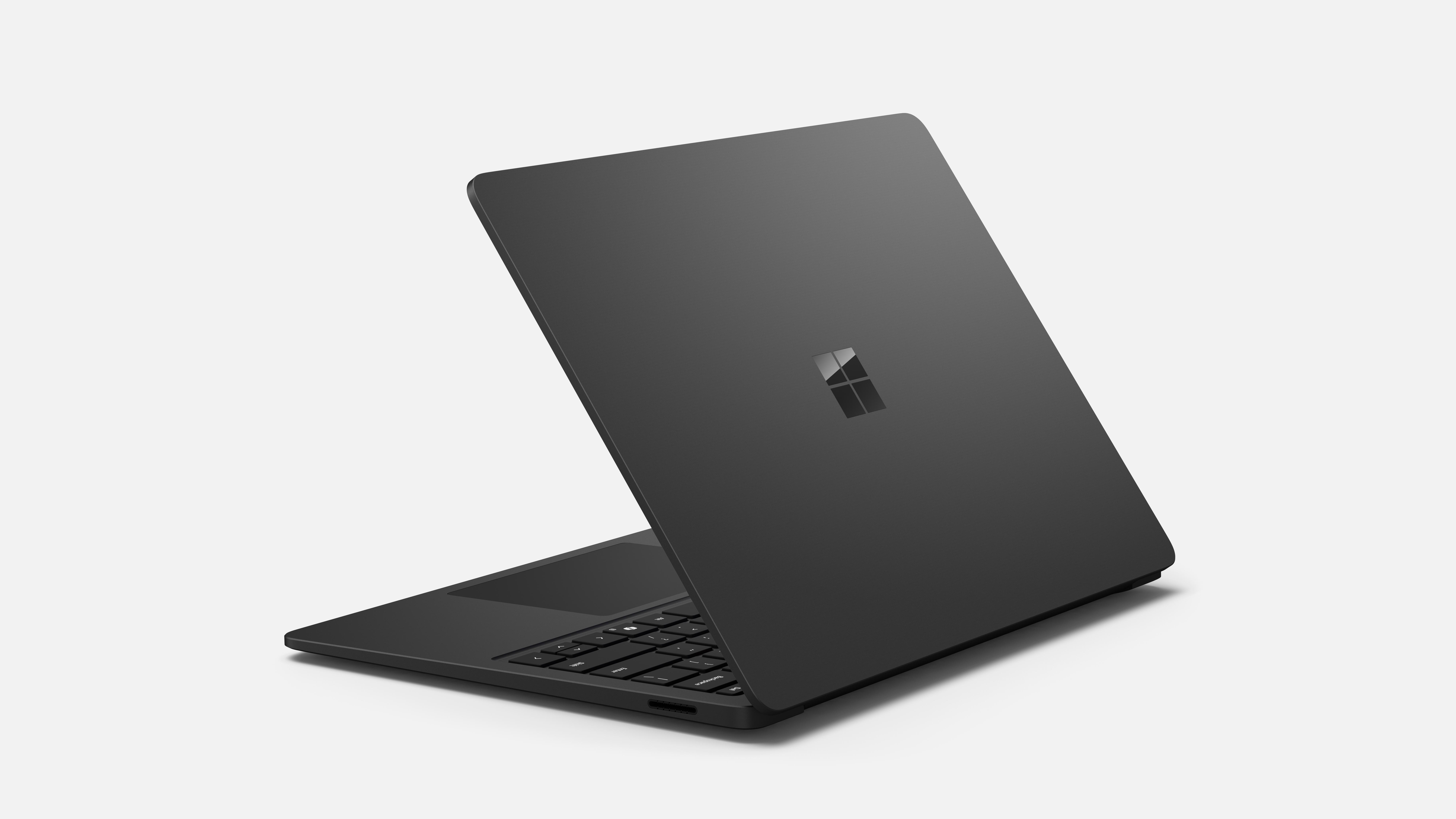 Ein geschlossener, dunkler Laptop mit dem Microsoft-Logo auf dem Deckel.