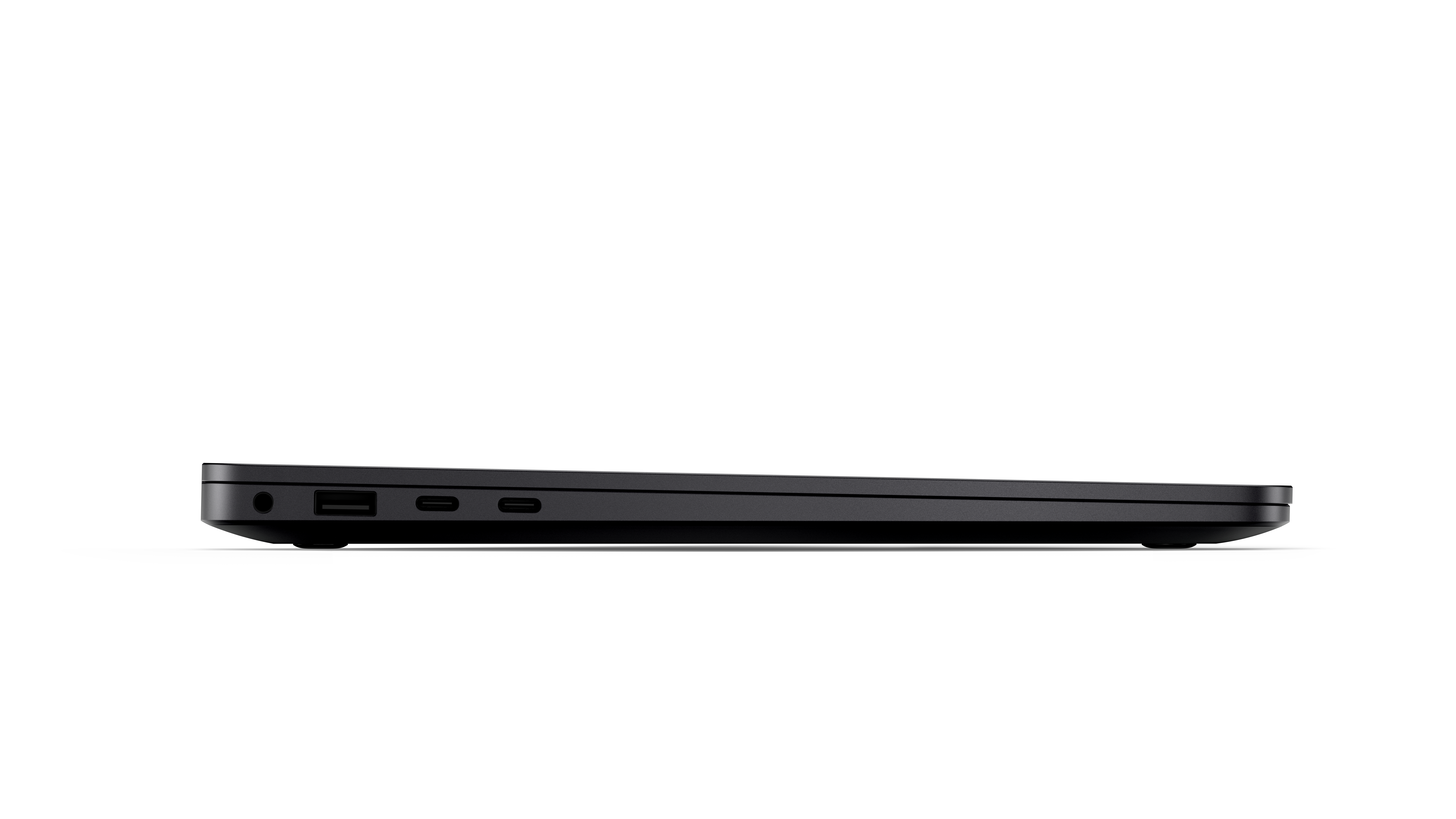Schwarzer Laptop von der Seite mit Anschlüssen: Klinke, USB-A, zwei USB-C.