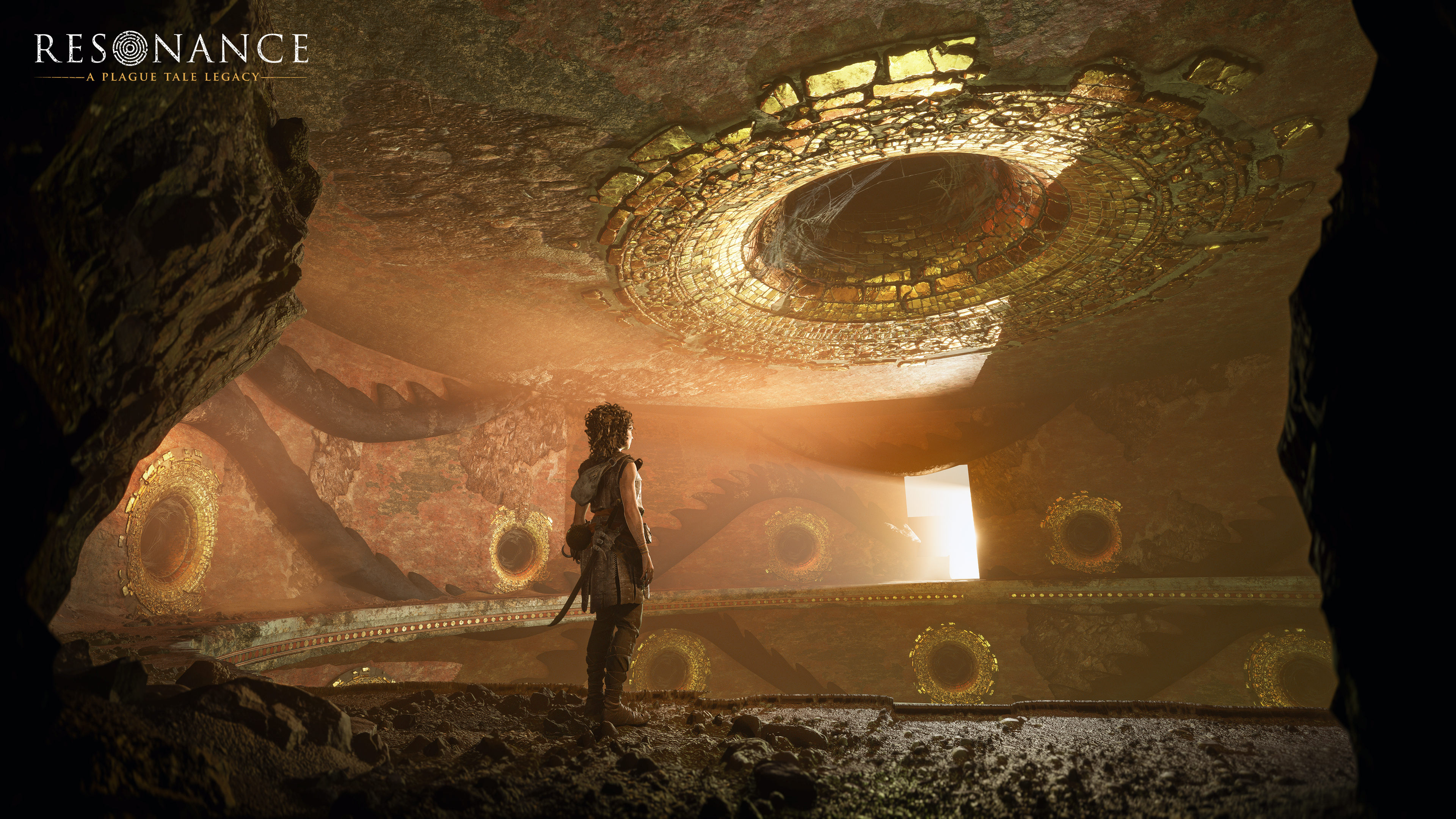Una persona si trova in un'antica grotta con soffitto e pareti ornate d'oro.