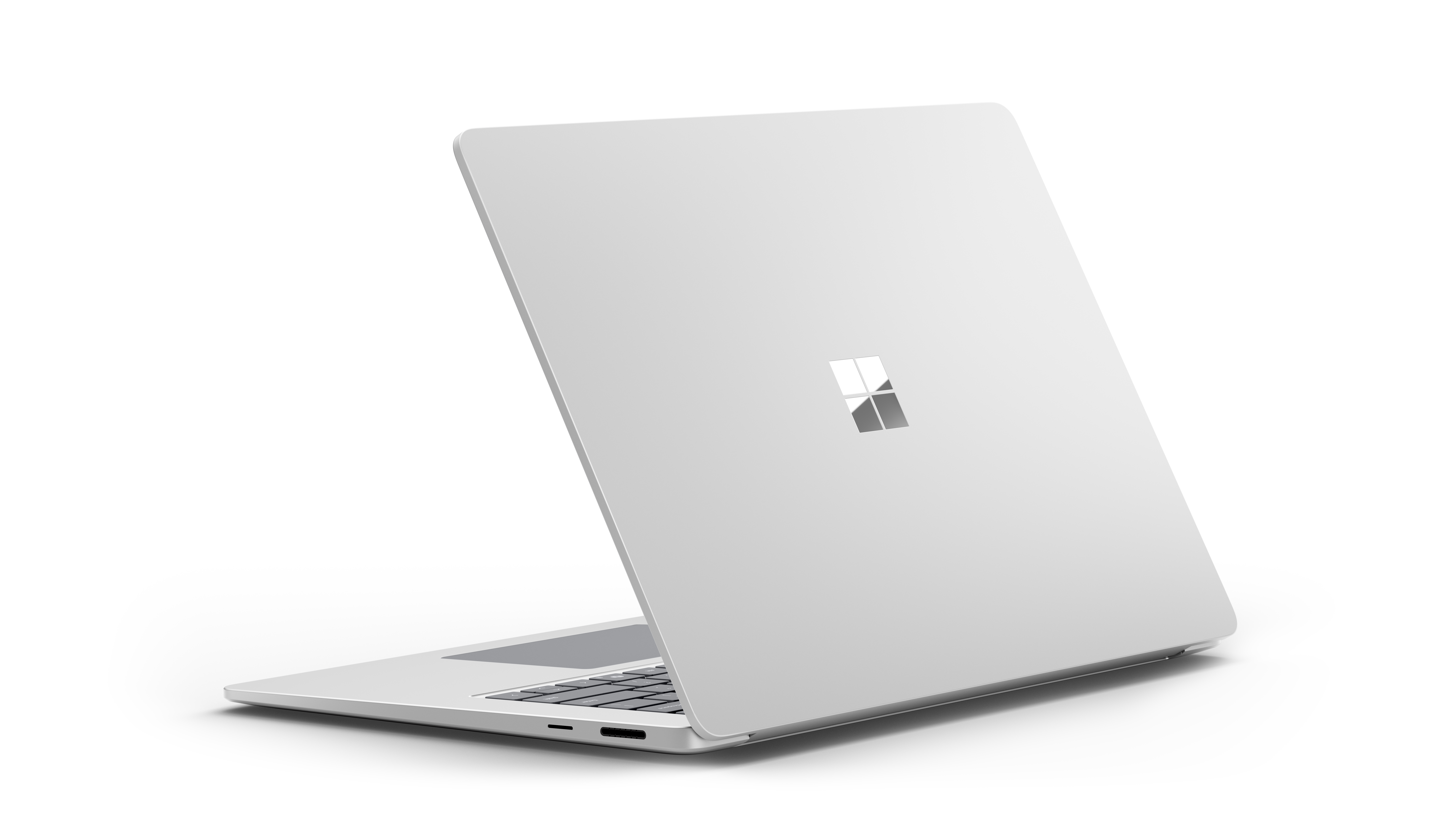 Ein silberner Laptop mit dem Microsoft-Logo auf dem geschlossenen Deckel, auf weißem Grund.
