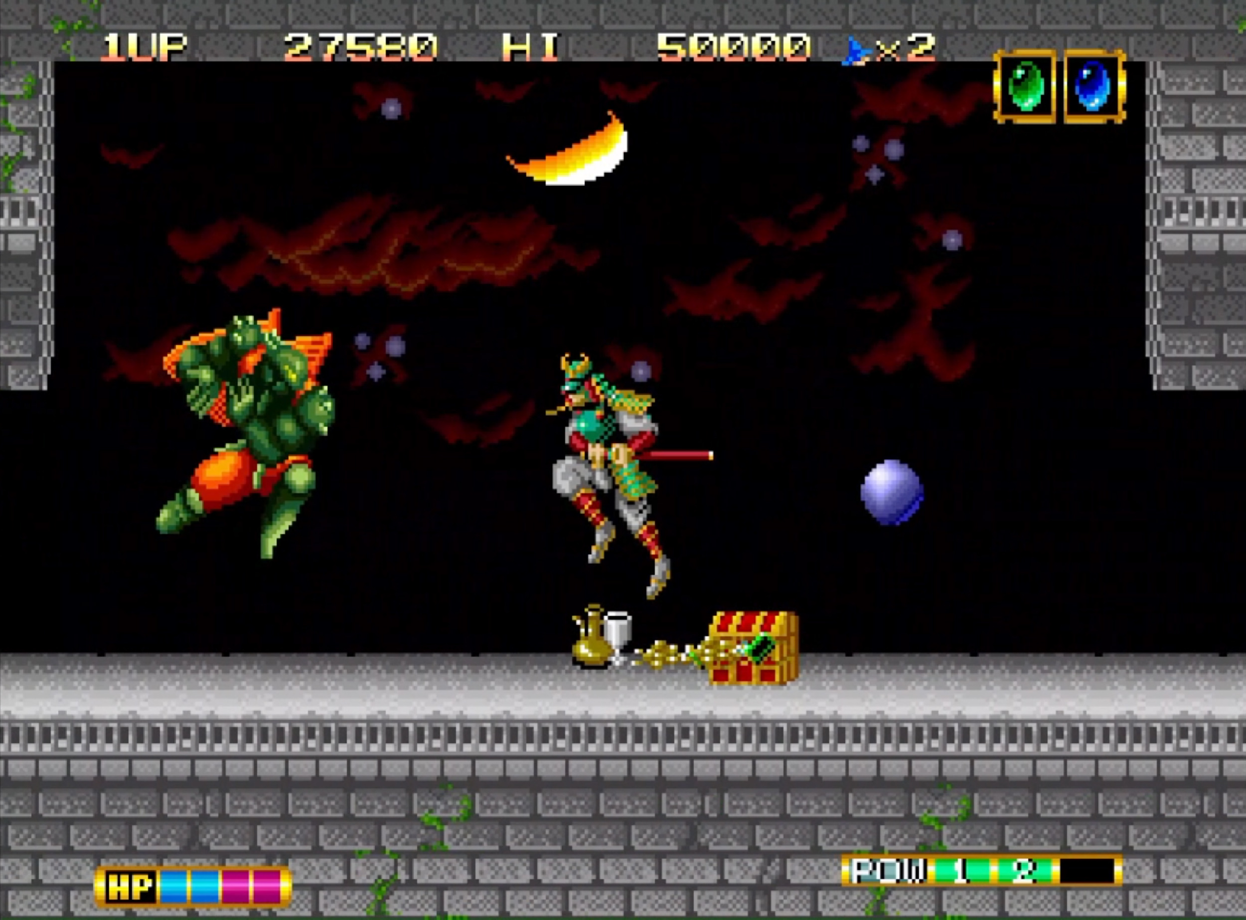 Un monstre vert combat un samouraï sur fond sombre avec lune et nuages.