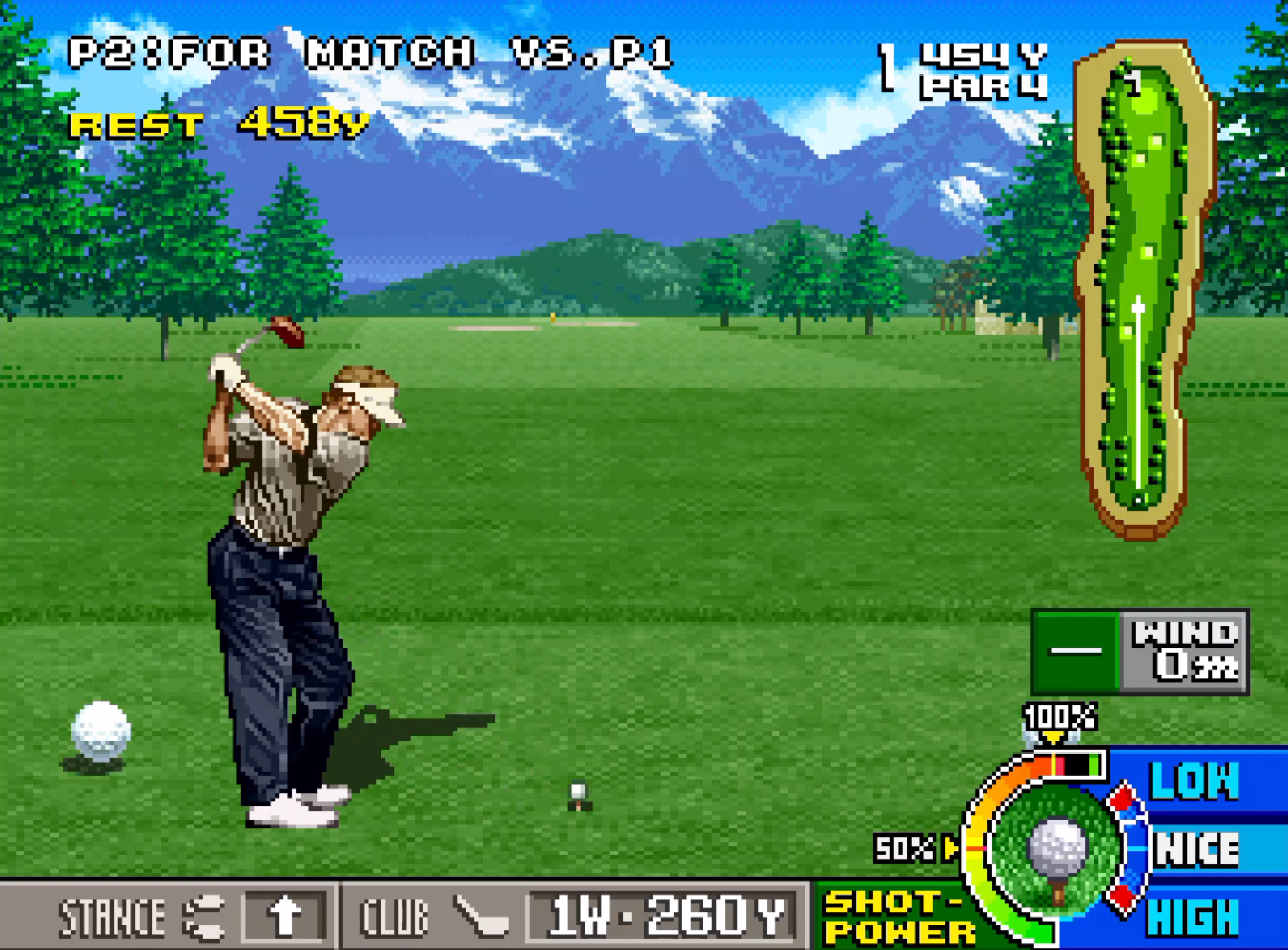 Un golfeur balance son club sur un terrain vert avec des montagnes en arrière-plan.