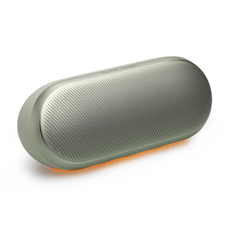 Ovális, ezüst Harman Kardon hangszóró alul narancssárga világítással.