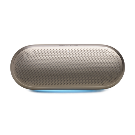 Ovális, ezüst Harman Kardon hangszóró kék világítással.