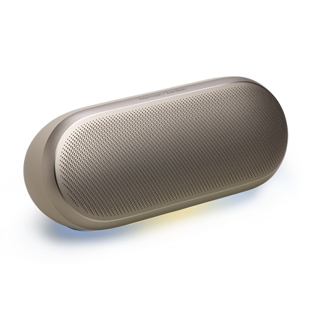 Egy ovális, arany Harman Kardon hangszóró perforált mintával, fekete háttéren.