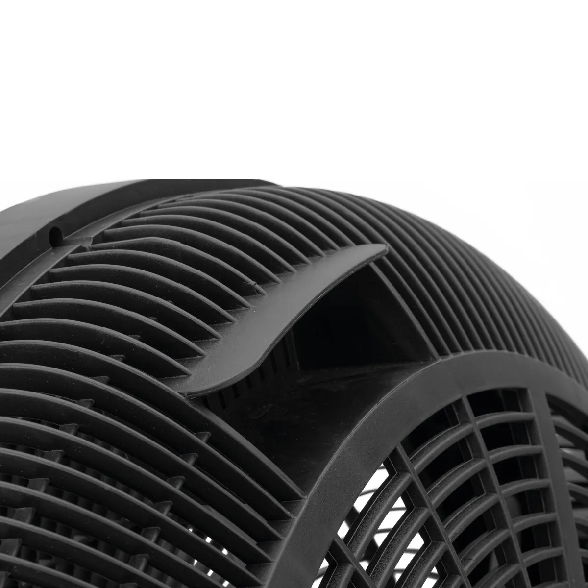 Primer plano de una rejilla de ventilador negra con costillas curvas y un asa empotrada.