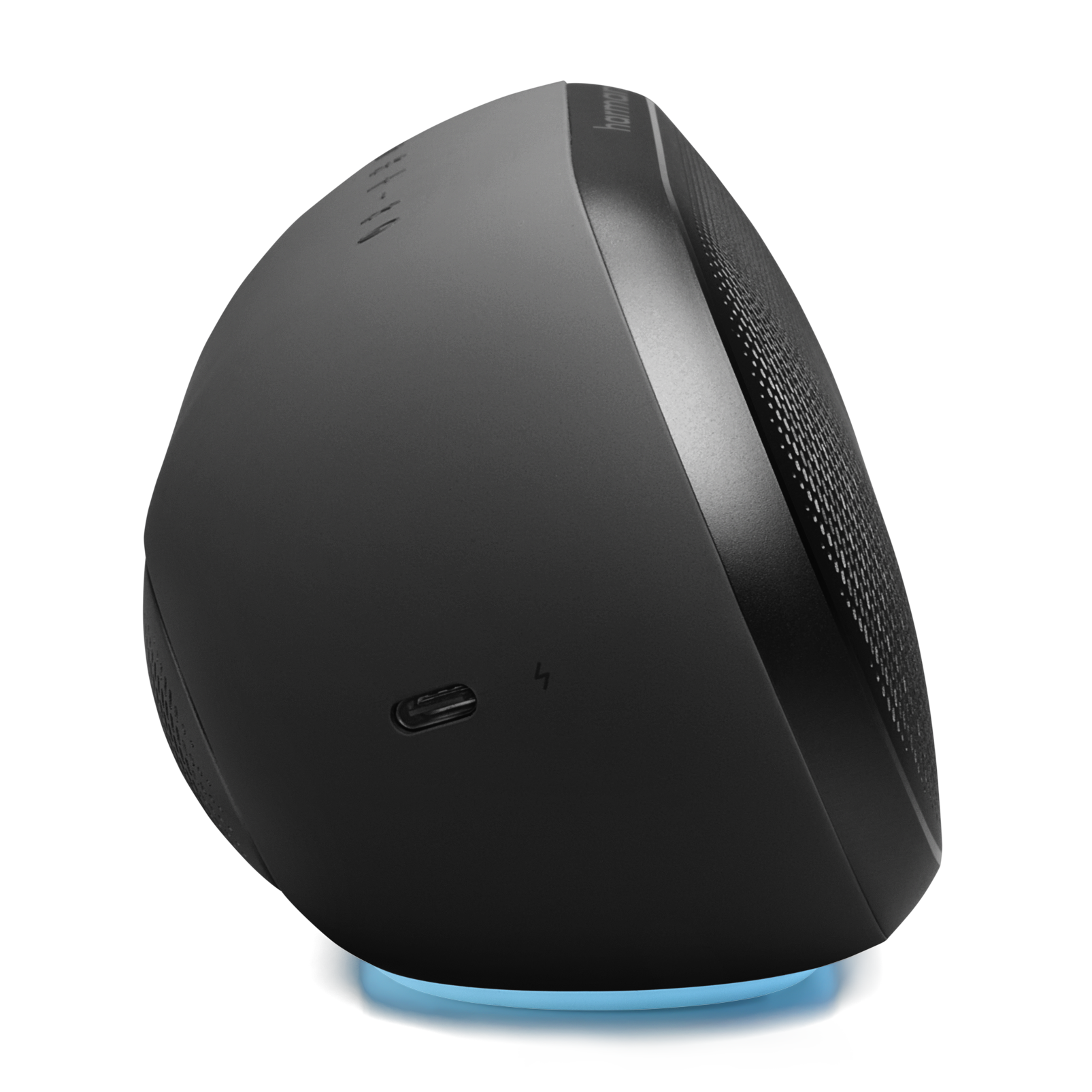 Altavoz negro con luz azul en la base, puerto USB-C y logo.
