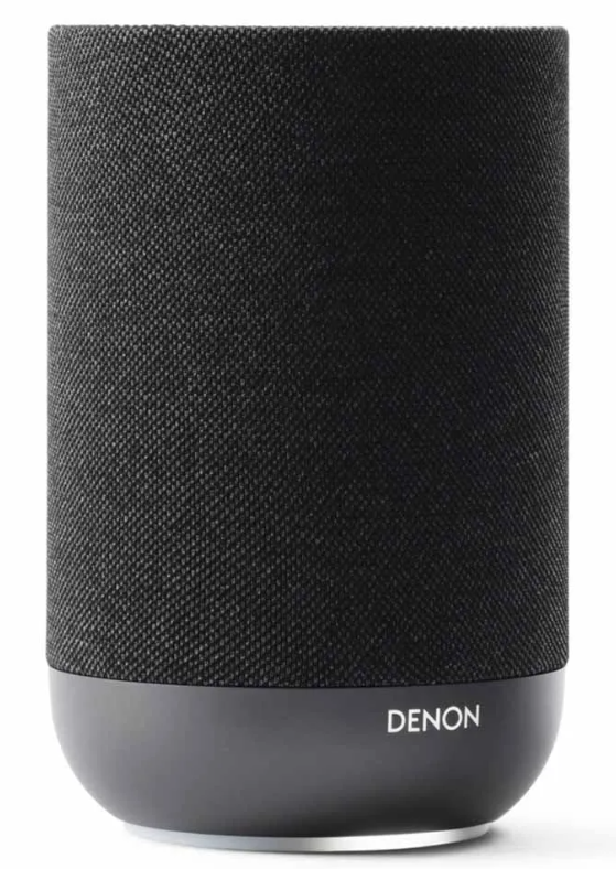 Czarny głośnik Denon z materiałowym pokryciem i szarą podstawą.