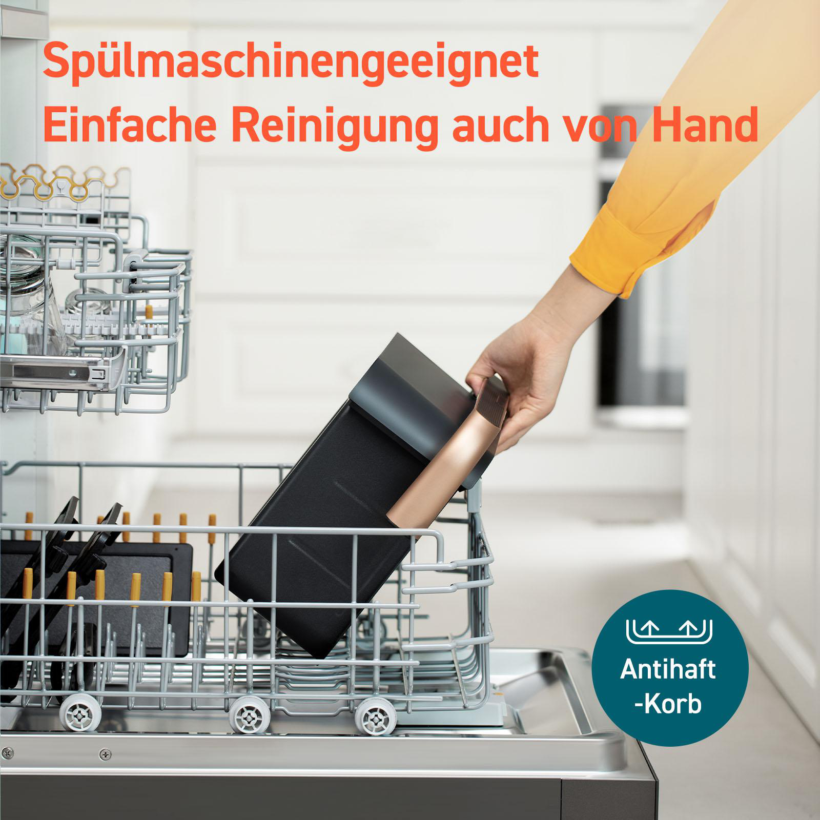 Eine Hand legt einen schwarzen Korb in einen offenen Geschirrspüler.