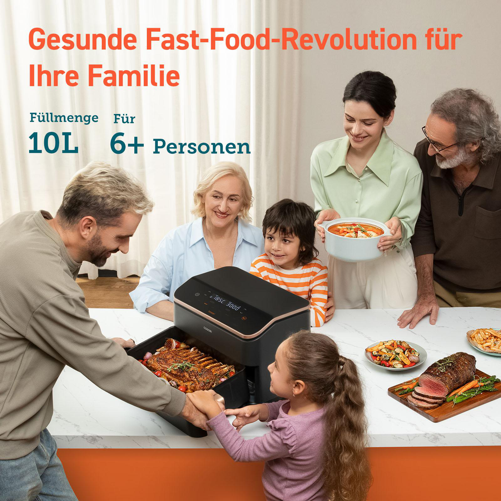 Familie um Airfryer mit Essen. Mann holt Braten, Kind schaut zu.