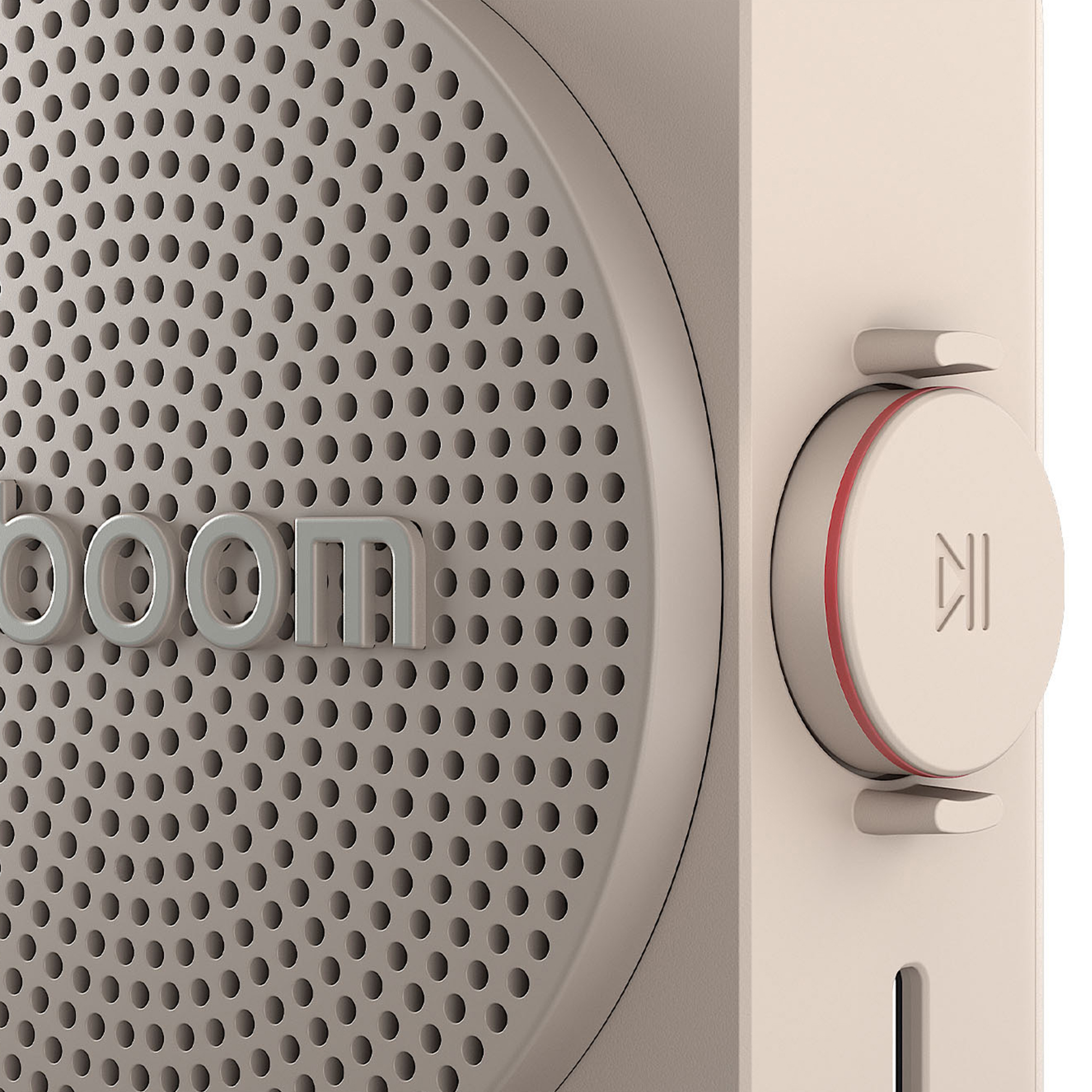 Primer plano de un altavoz beige con patrón perforado y letras plateadas 'boom'.