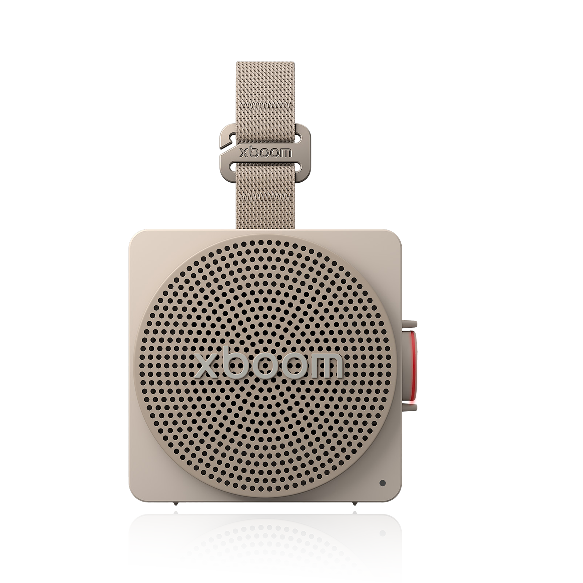 Altavoz beige con logo plateado xboom y correa sobre fondo negro.