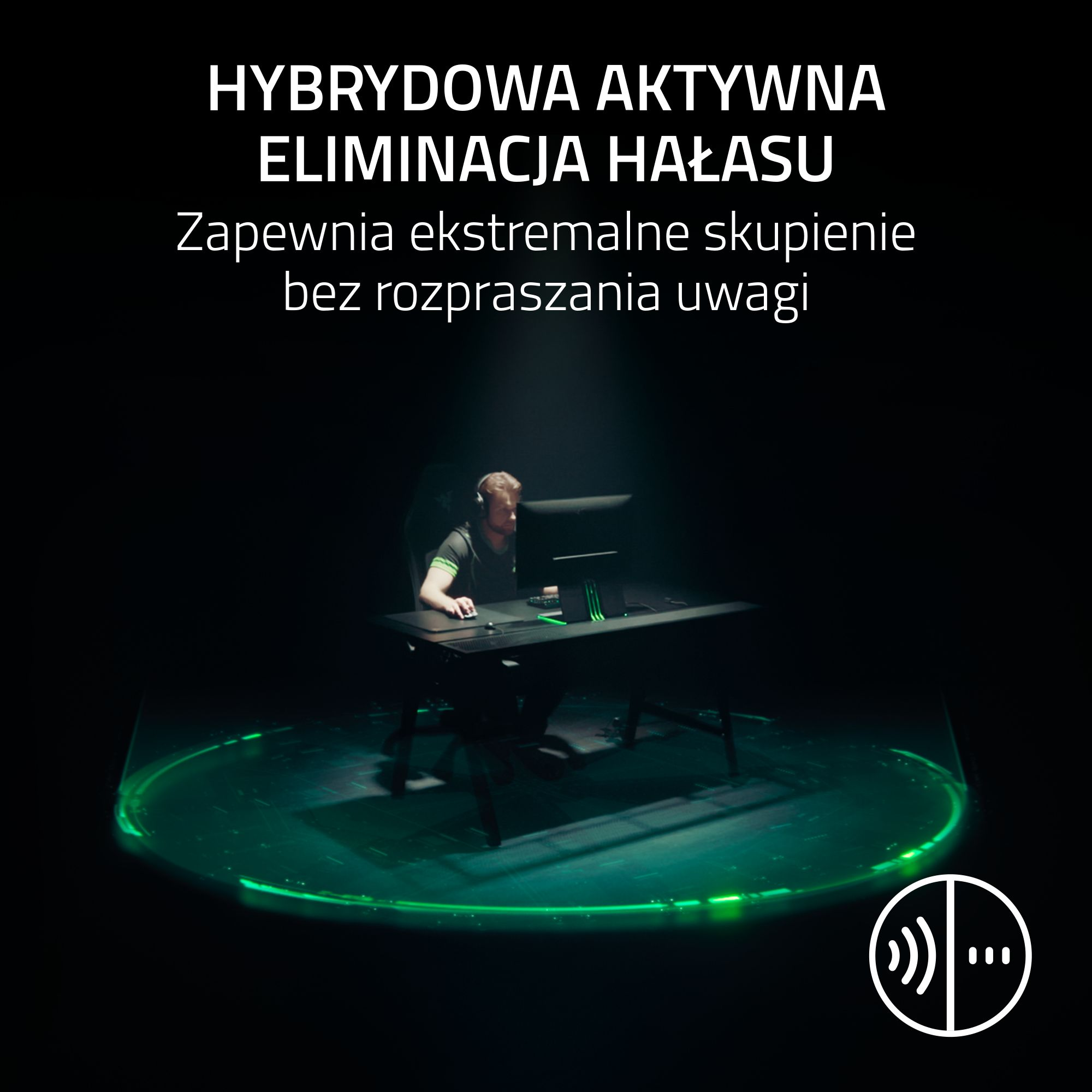 Mężczyzna siedzi przy biurku, grając.