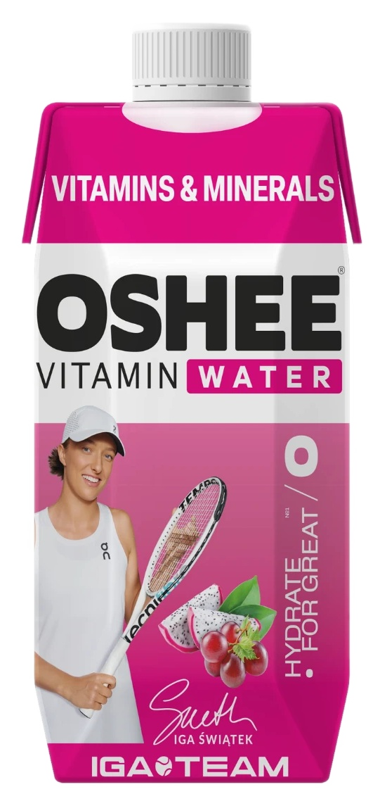 Oshee Vitamin Water: Tenisistka Iga Świątek z rakietą, z pitają i winogronami.