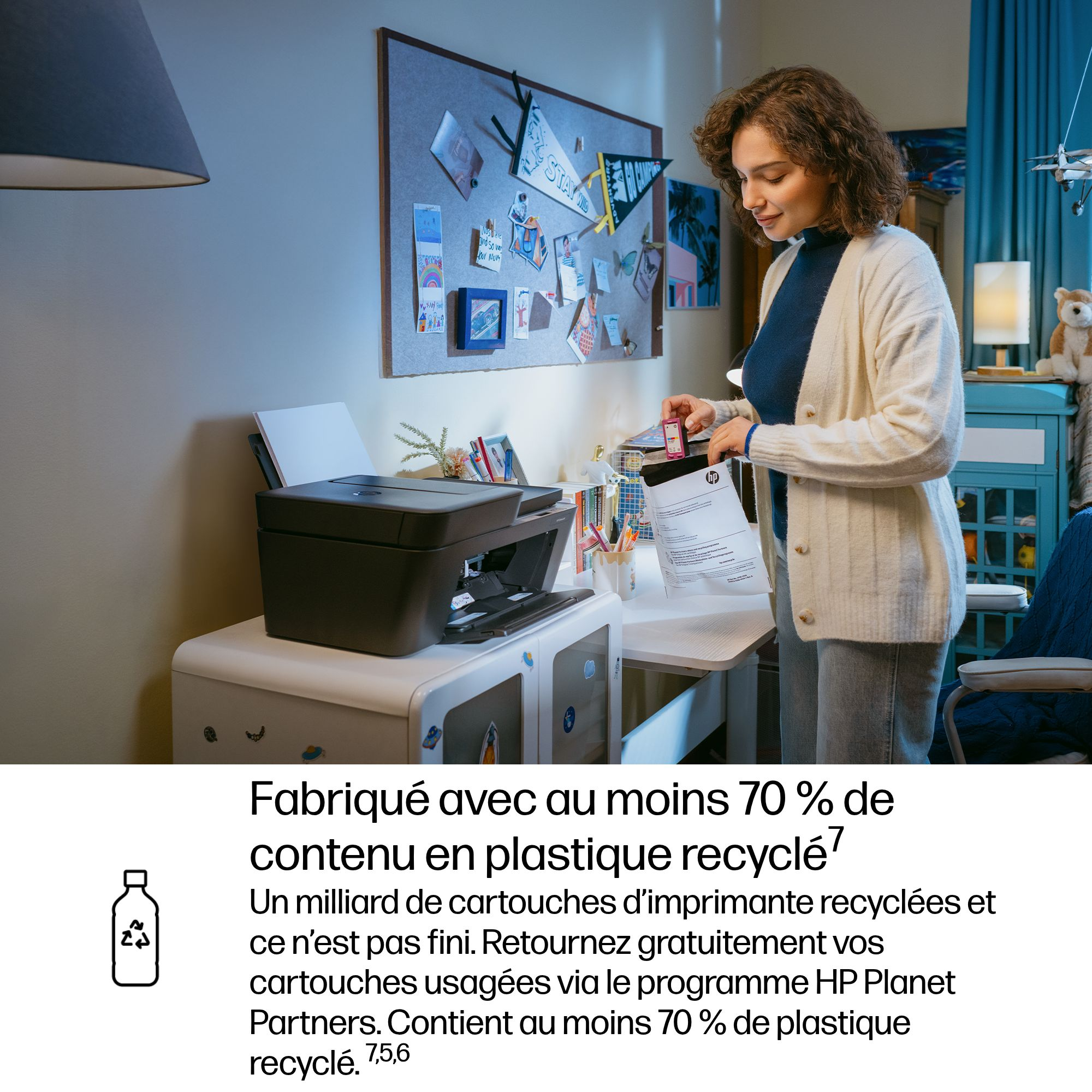 Femme trie des papiers près d'une imprimante. Texte mentionne 70% plastique recyclé.