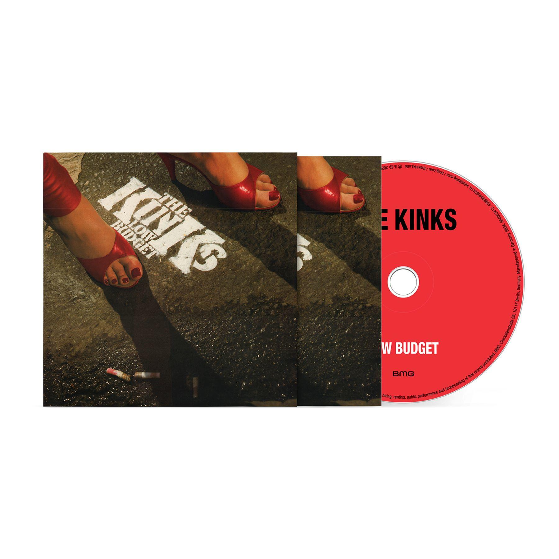 Rote Schuhe auf Asphalt neben weißer Schrift 'The Kinks Low Budget'.