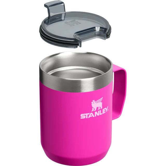 Gümüş kenarlı, saplı ve kapaklı pembe bir Stanley kupa.