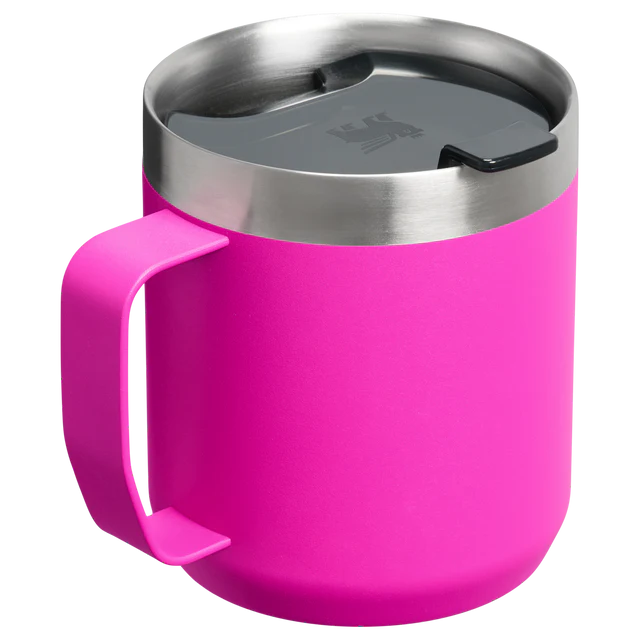 Gümüş kenarlı ve siyah kapaklı parlak pembe kupa.