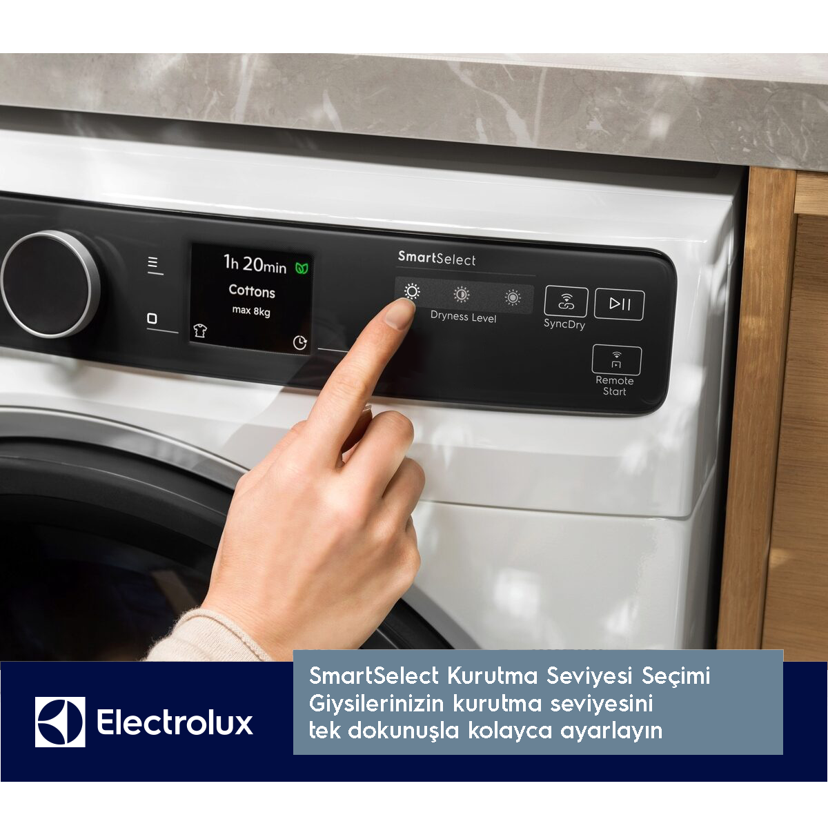 El, Electrolux kurutma makinesi SmartSelect ekranına dokunuyor. 'Pamuklu', '1s 20dk', 'Kurutma Seviyesi' gösterir.