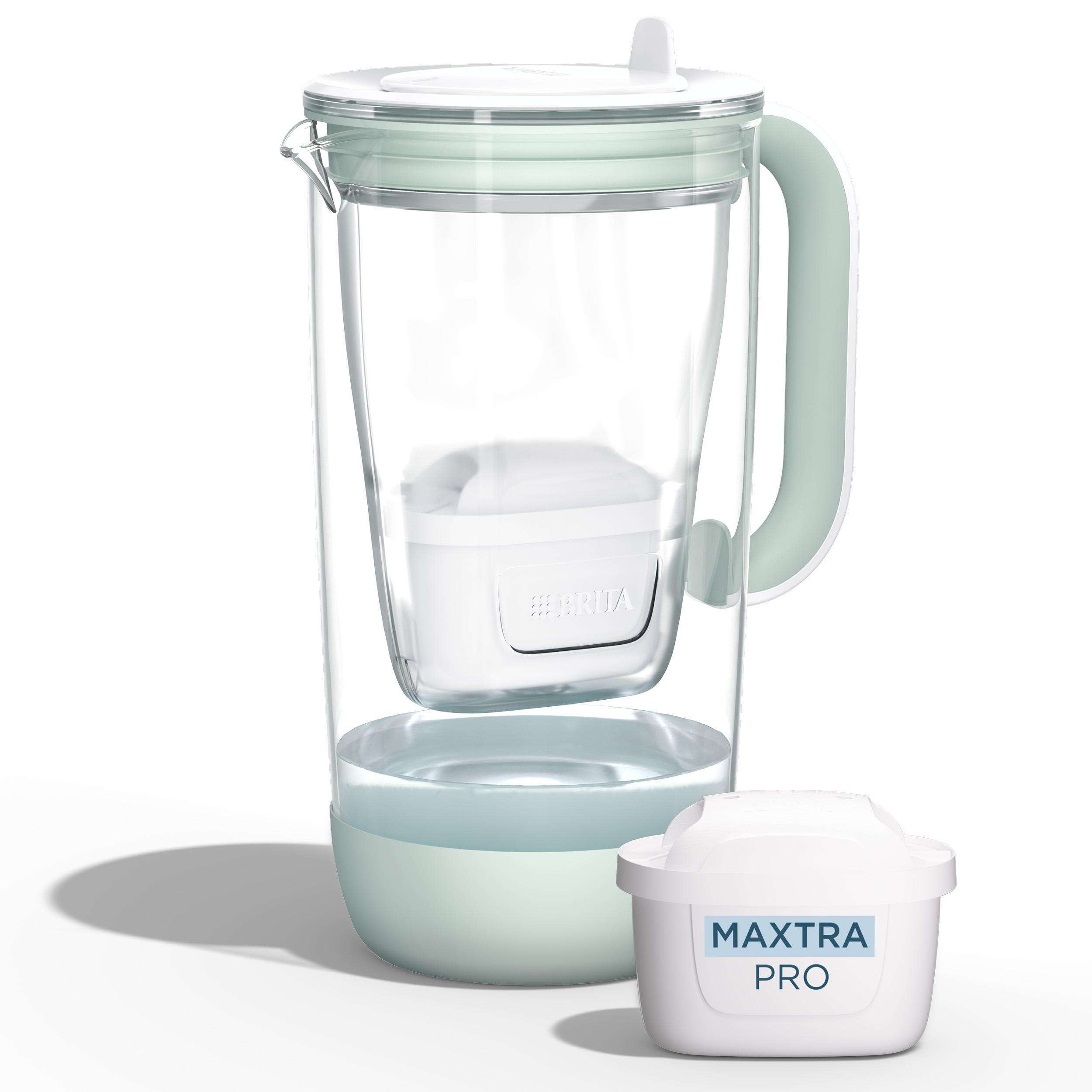 Ein transparenter Wasserfilterkrug mit grünem Griff und Deckel. Ein Filter ist eingelegt, ein Ersatzfilter liegt daneben.