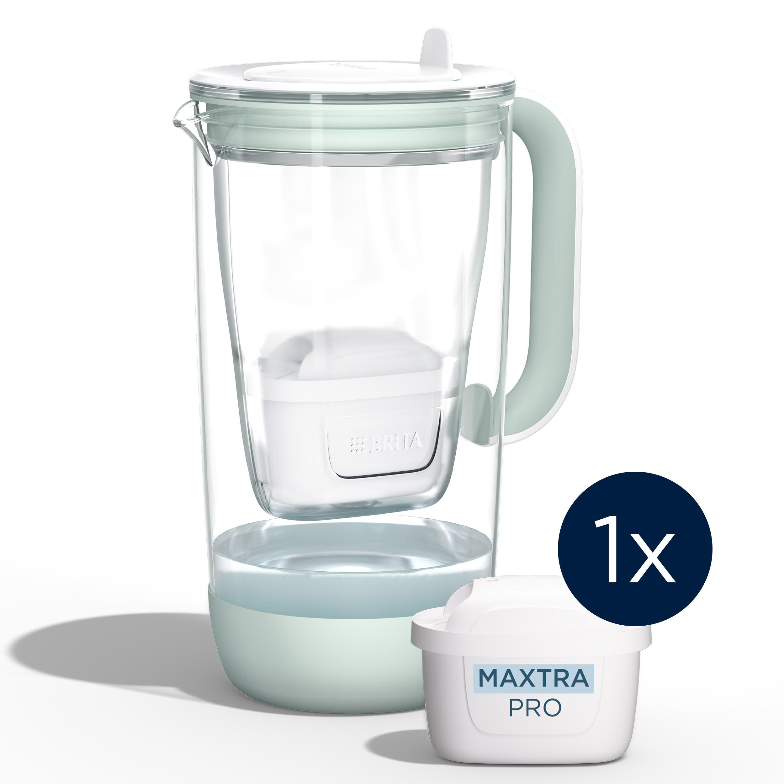 Ein transparenter Wasserfilterkrug mit einem hellgrünen Griff und Boden.